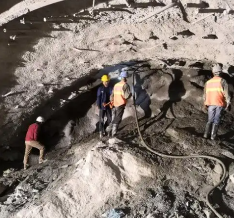 临高隧道拱顶带模注浆料，微膨胀注浆料的特点及施工工艺